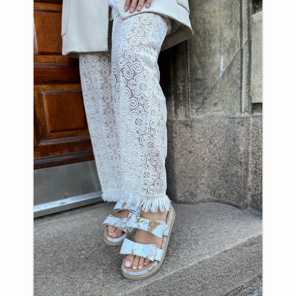 BE MY GUEST SUEDE - SAFARI/OFF WHITE