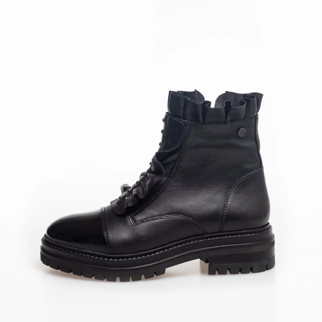 NEW PRETTY 22 STUDS - BLACK