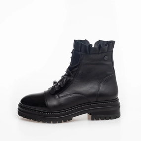 NEW PRETTY 22 STUDS - BLACK