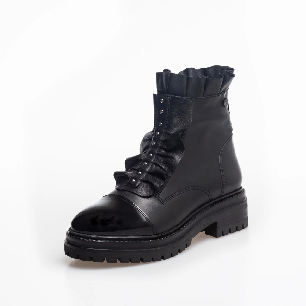 NEW PRETTY 22 STUDS - BLACK