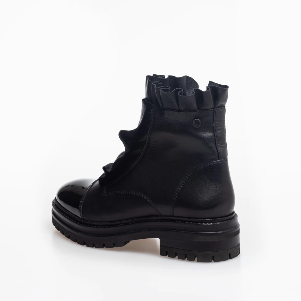 NEW PRETTY 22 STUDS - BLACK