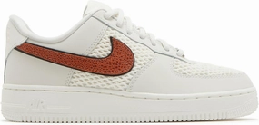 Nike Women's Air Force 1 Low Basketball Shoe, Sail/Orange Trance-black-metal, 7.5