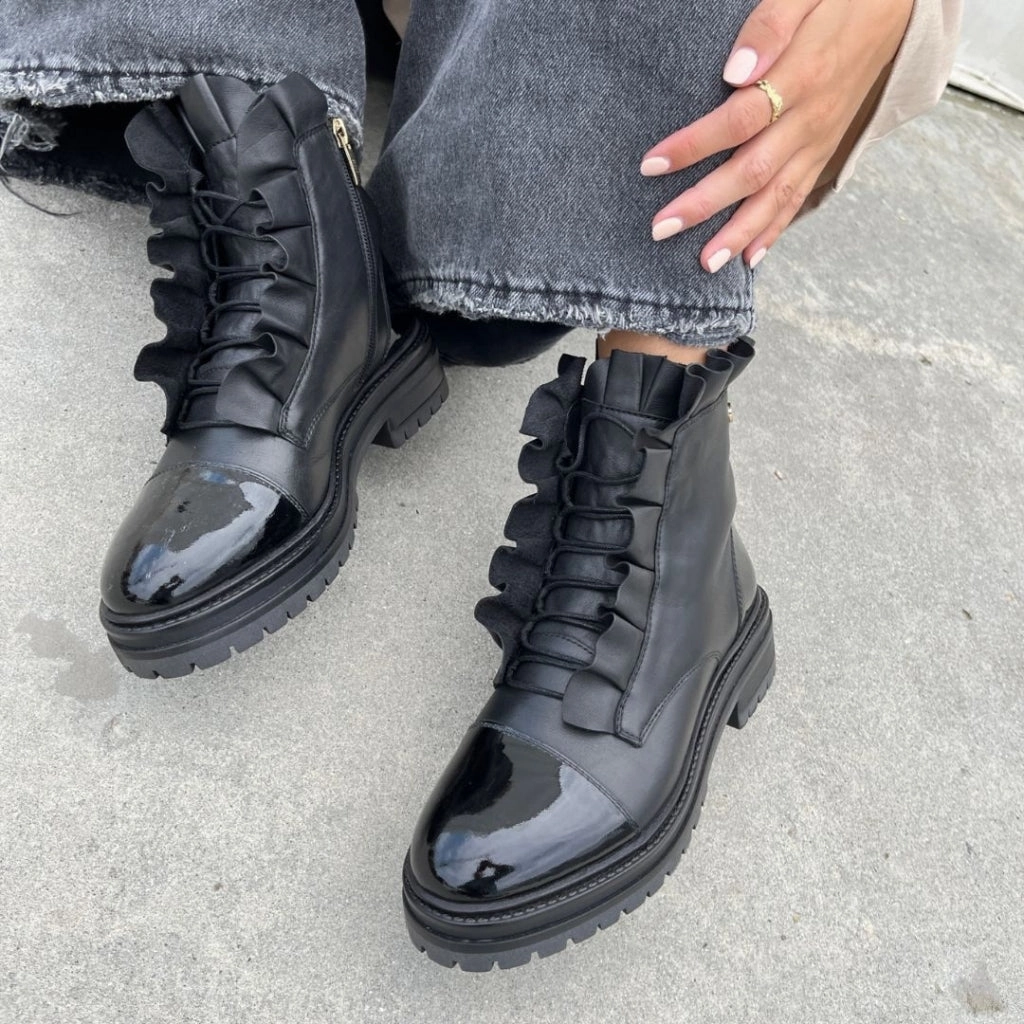 PRETTY - Black patent