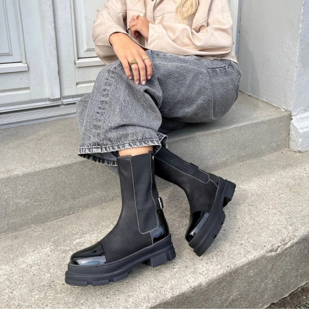 THE BELIVE BOOT - Black patent
