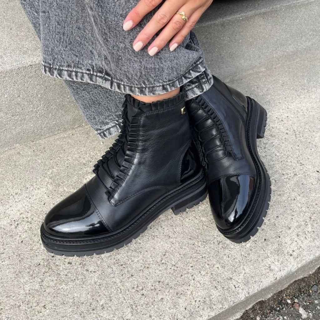 THE PRETTY COLLECTION - BLACK