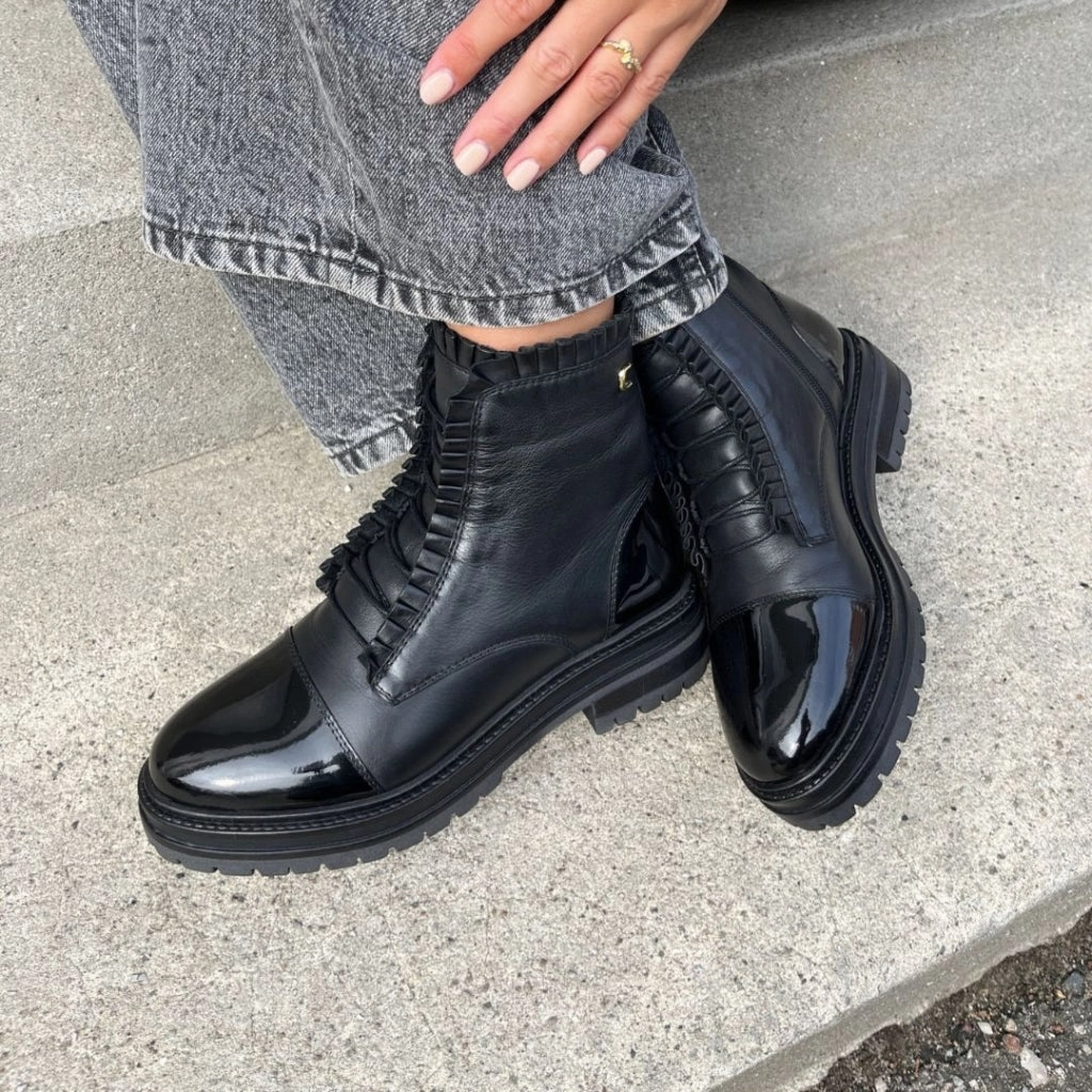 THE PRETTY COLLECTION - BLACK