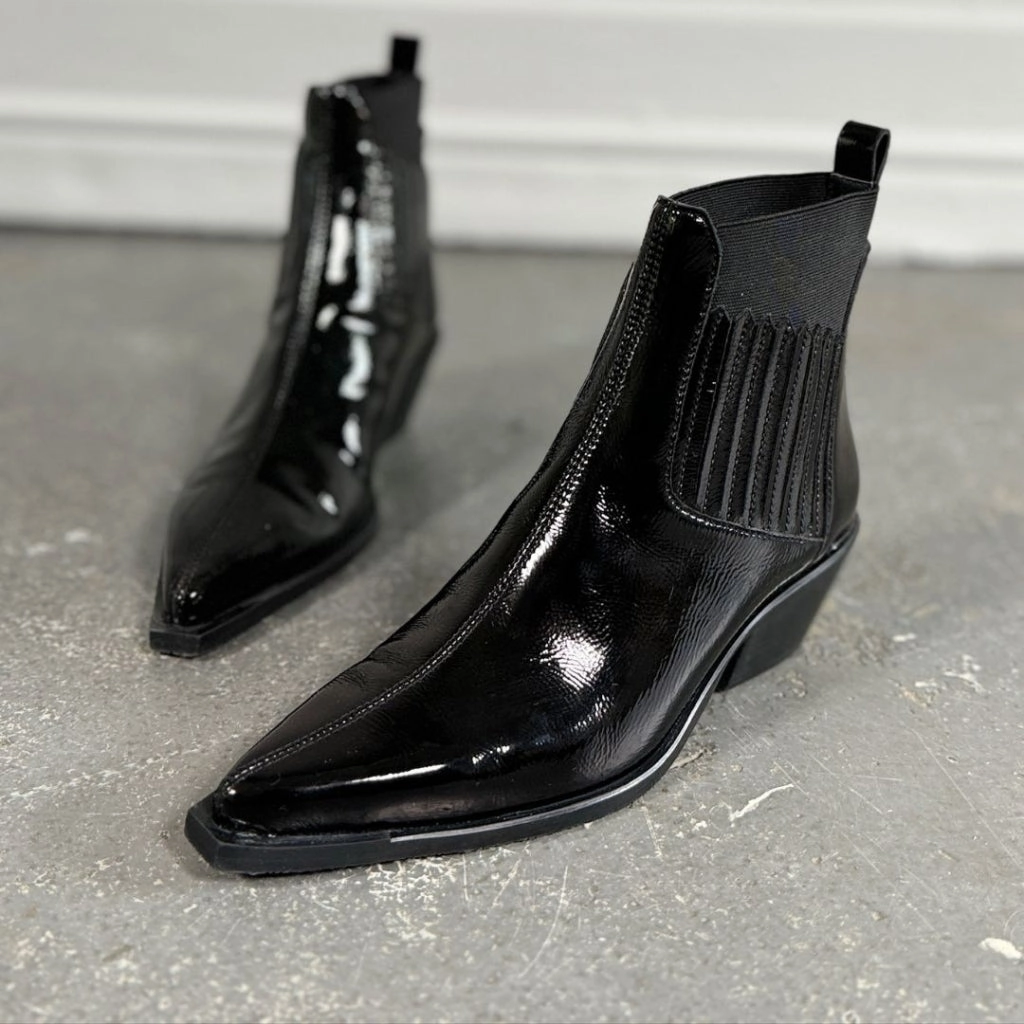 THE WALKING BOOT PATENT - BLACK PATENT