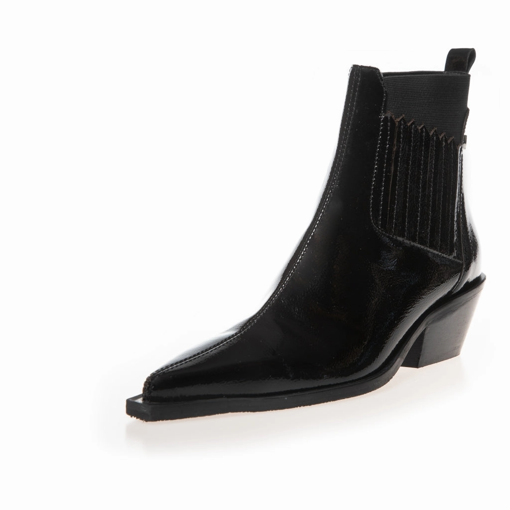 THE WALKING BOOT PATENT - BLACK PATENT